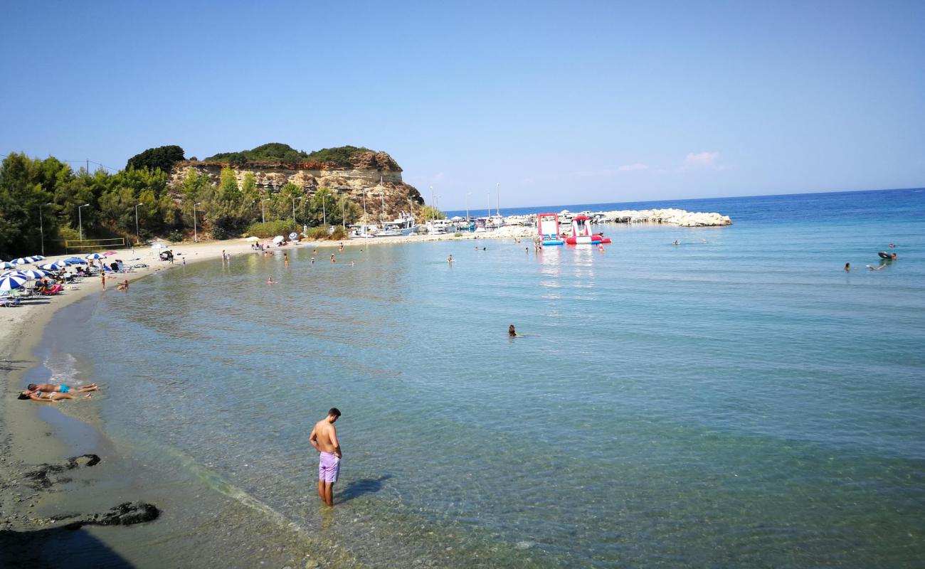 Foto de Gaidaros beach con brillante arena fina superficie