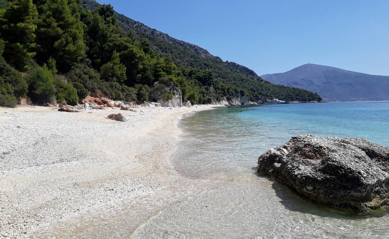 Foto de Mirtia Beach con arena fina y guijarros superficie