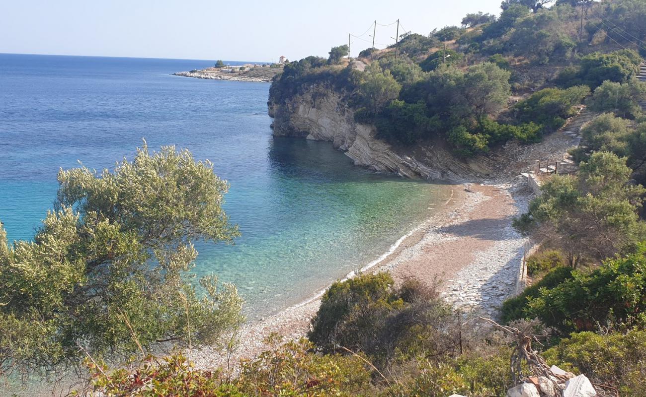 Foto de Kastos beach con guijarro ligero superficie