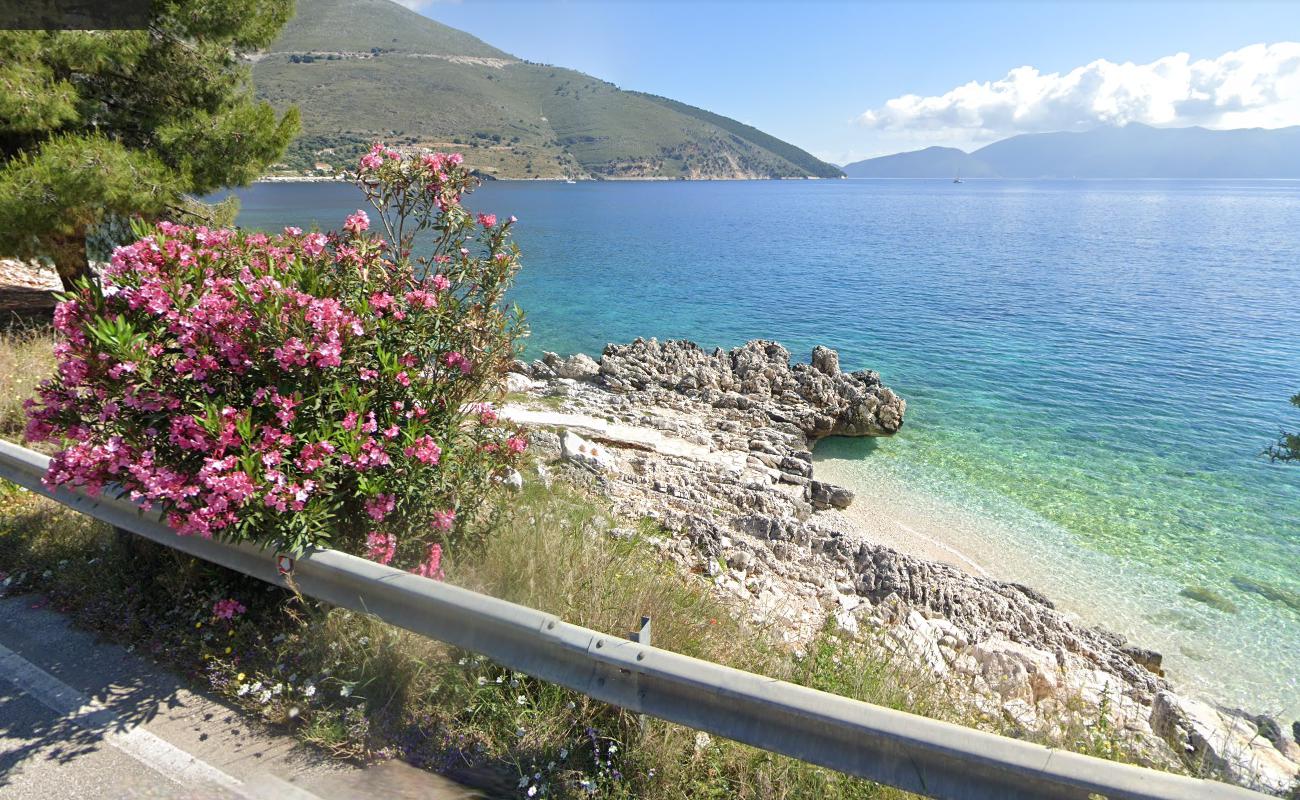 Foto de beach Ellinika II con agua cristalina superficie