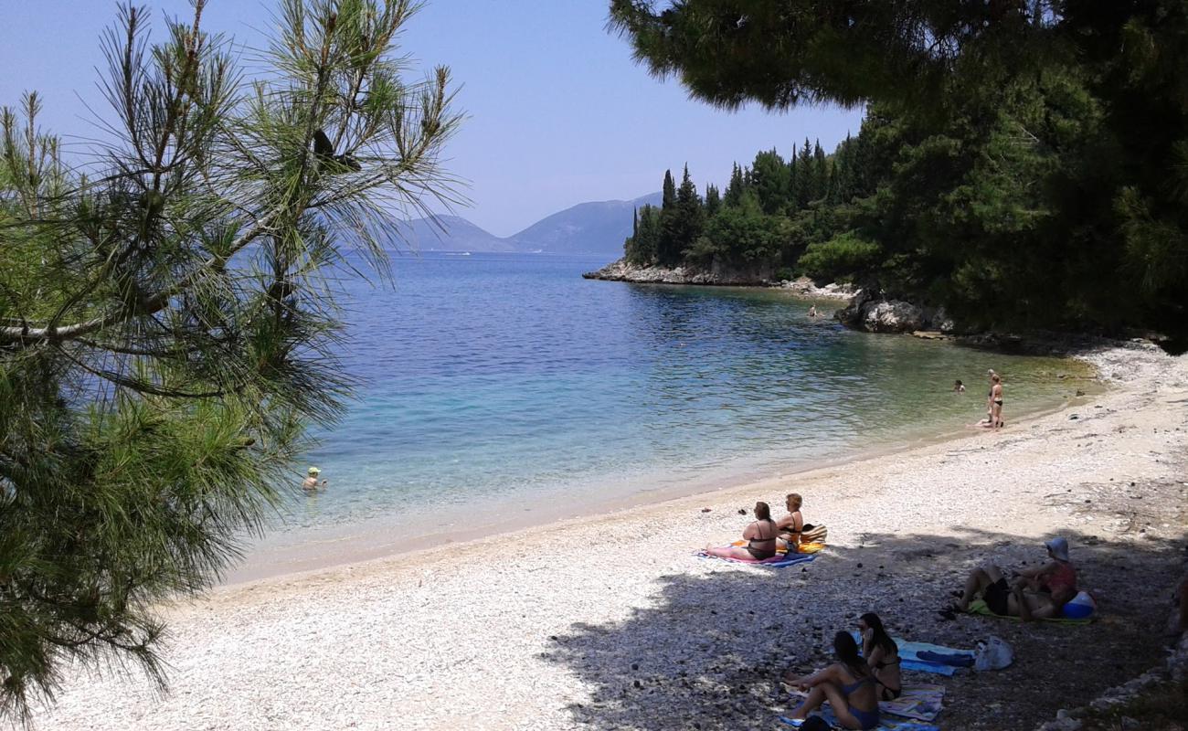 Foto de Loutro beach con guijarro ligero superficie