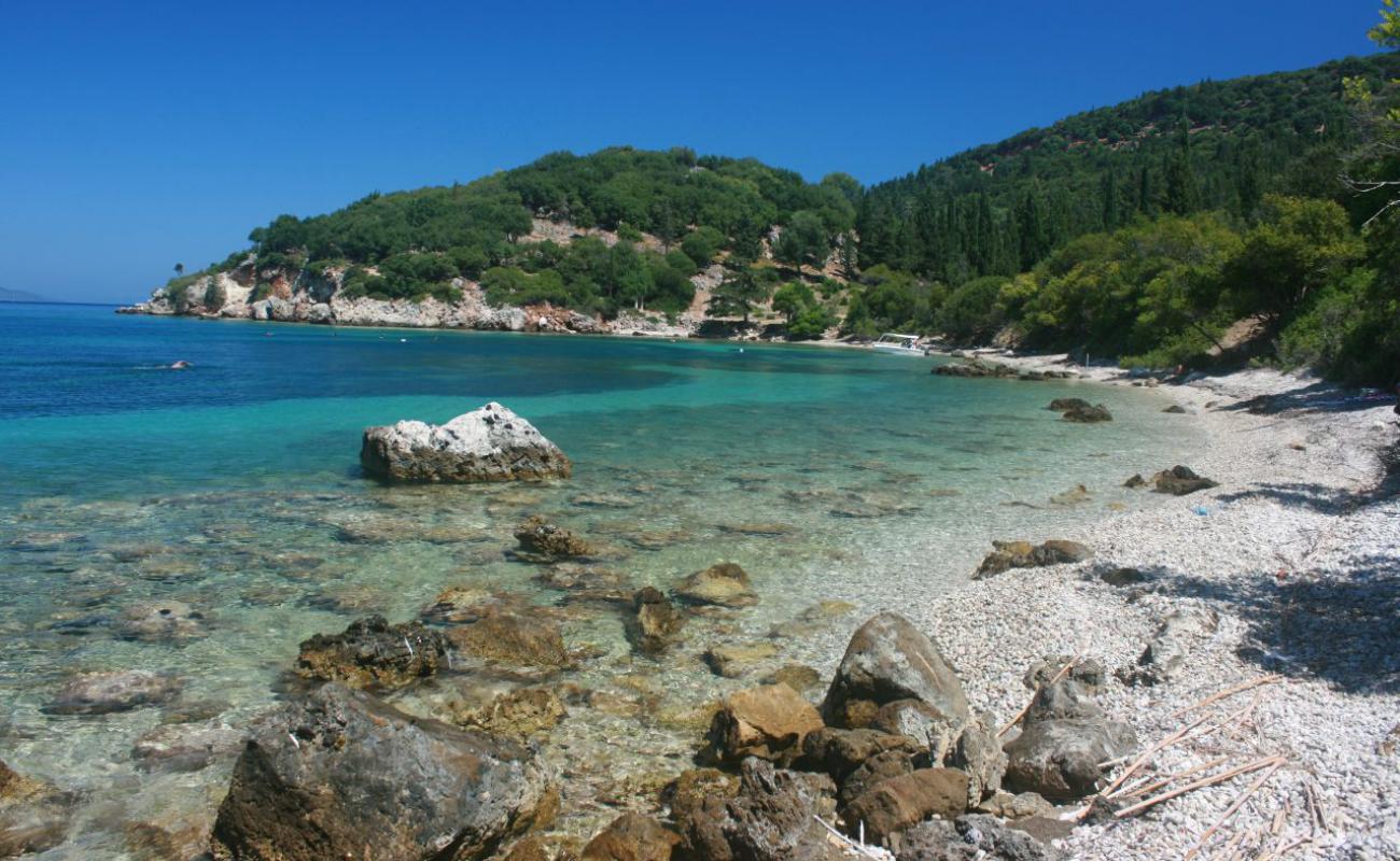 Foto de Paliouras beach con guijarro ligero superficie