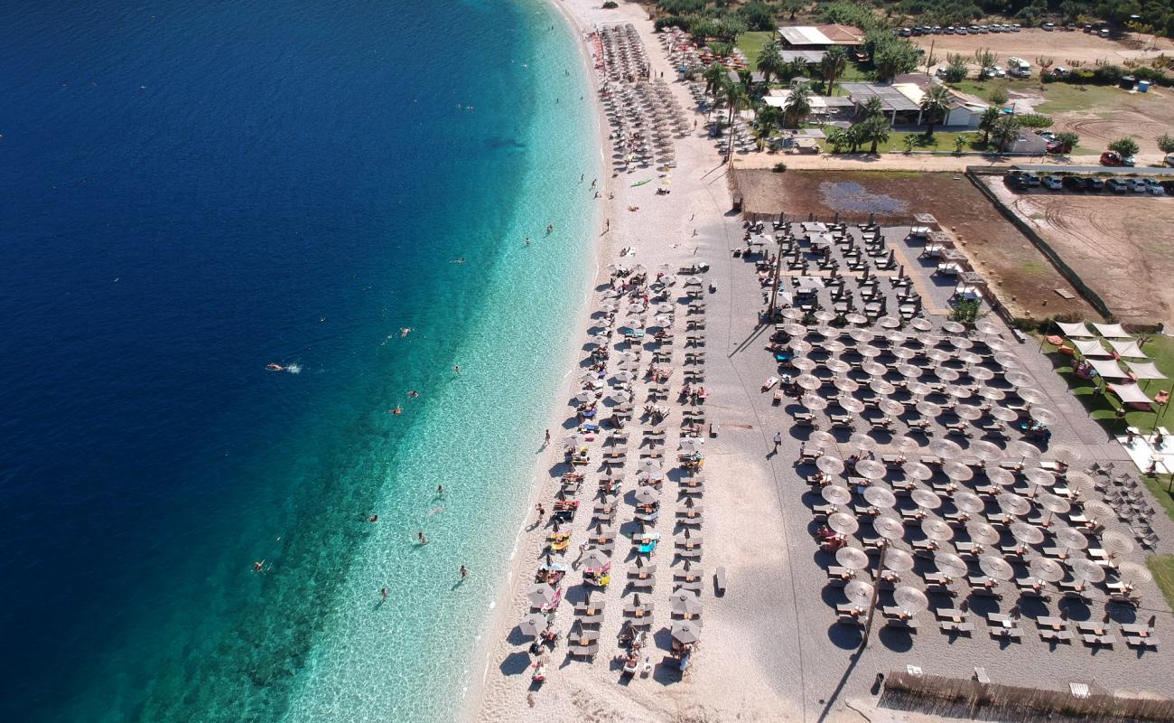 Foto de Playa de Antisamos con guijarro fino claro superficie