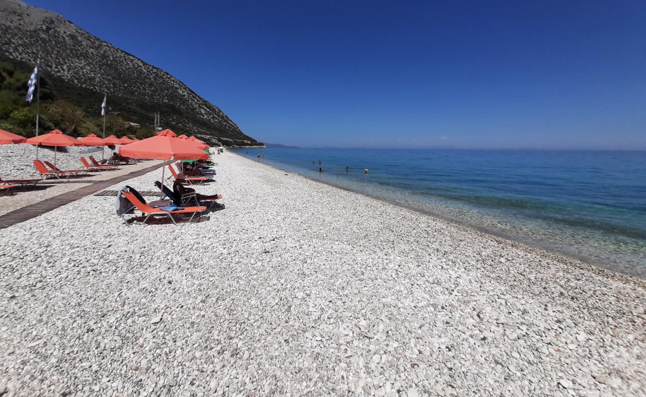 Foto de Paralia Poros con guijarro fino claro superficie