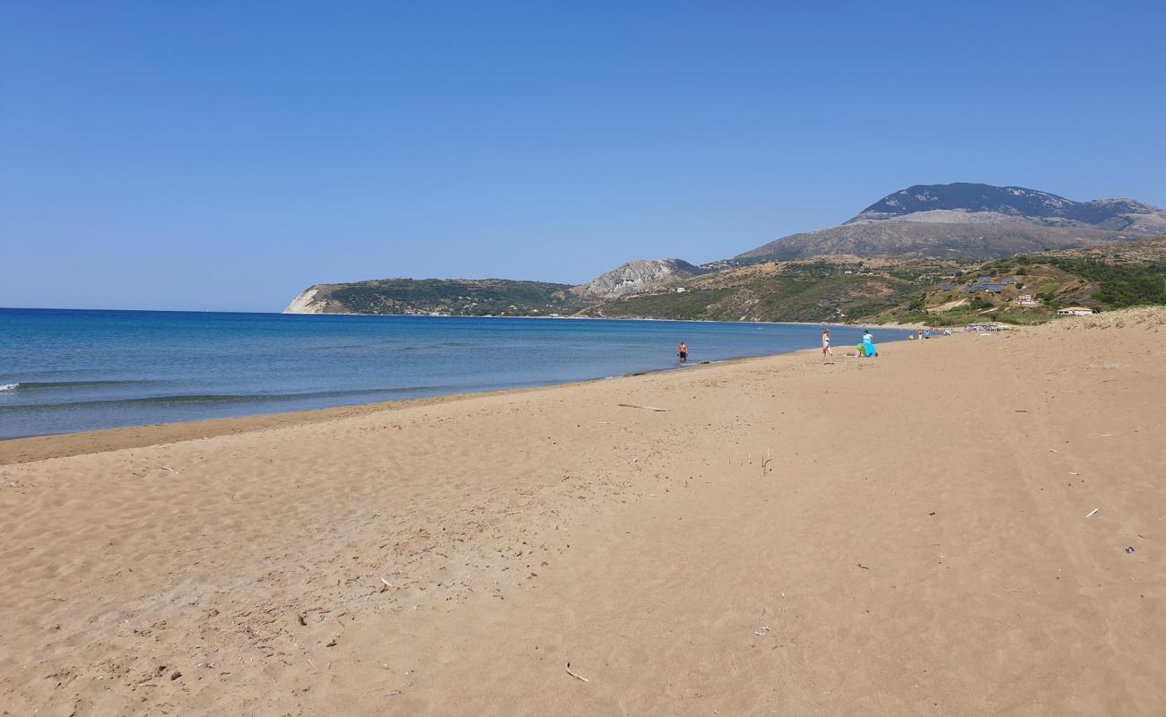 Foto de Paralia Kaminia con arena oscura superficie