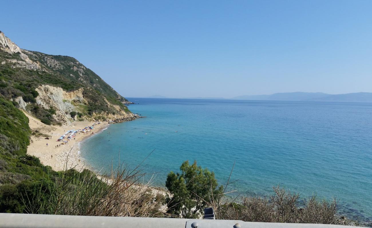 Foto de Paralia Koroni con arena oscura superficie