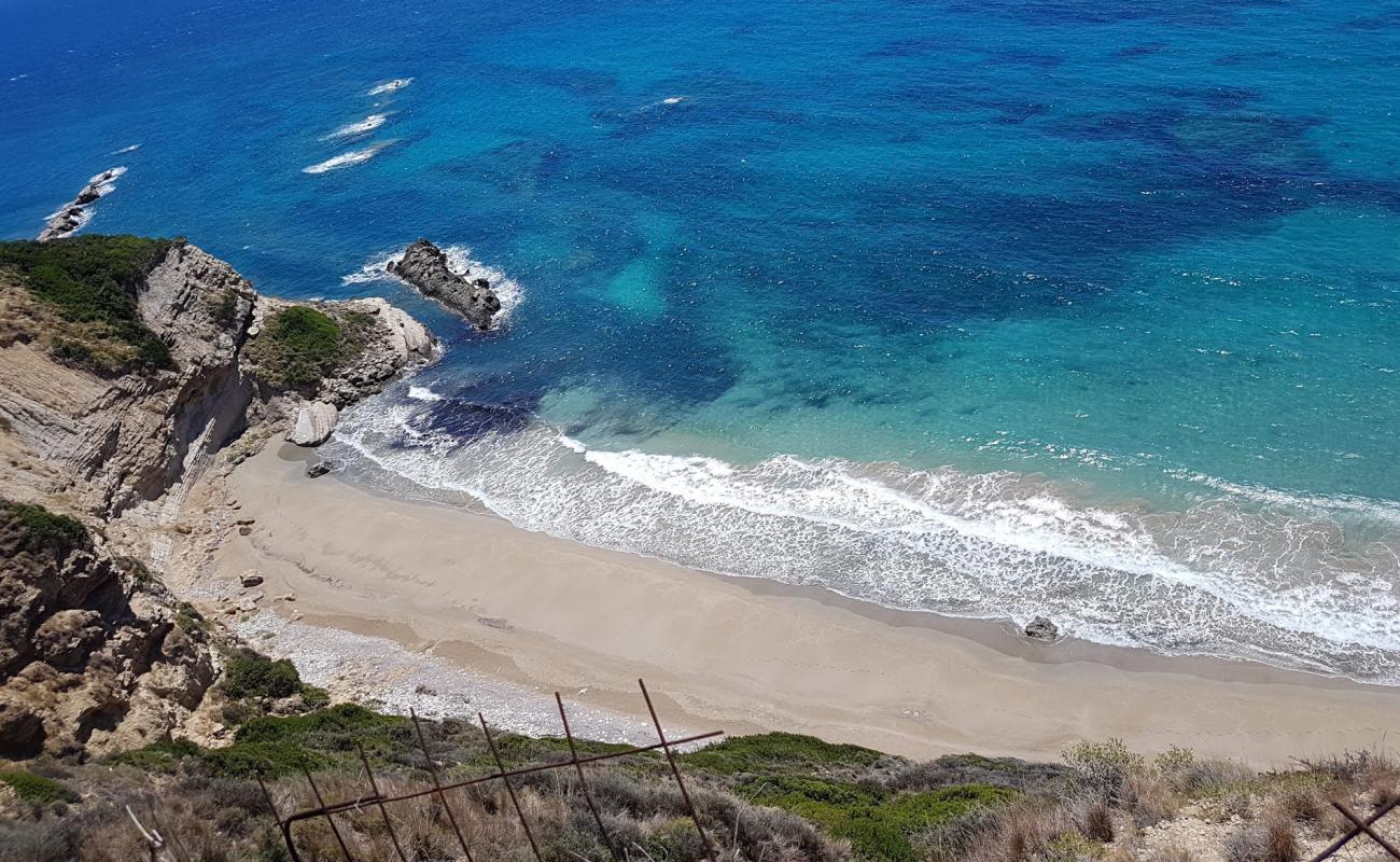 Foto de Nipsias beach con arena oscura superficie