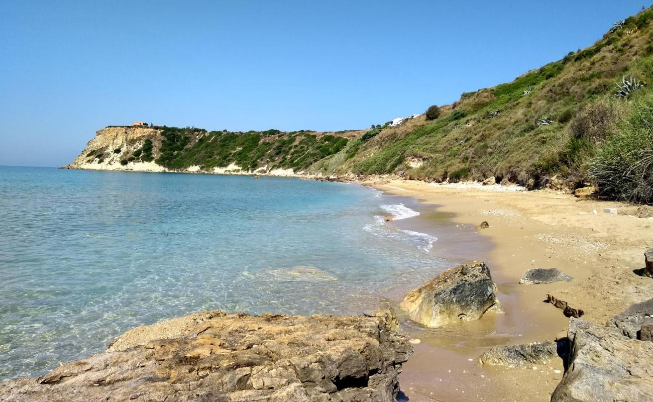 Foto de Avithos beach con arena oscura superficie