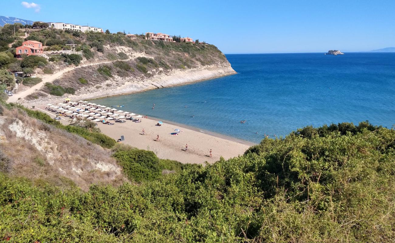 Foto de Agios Chelis beach con arena oscura superficie