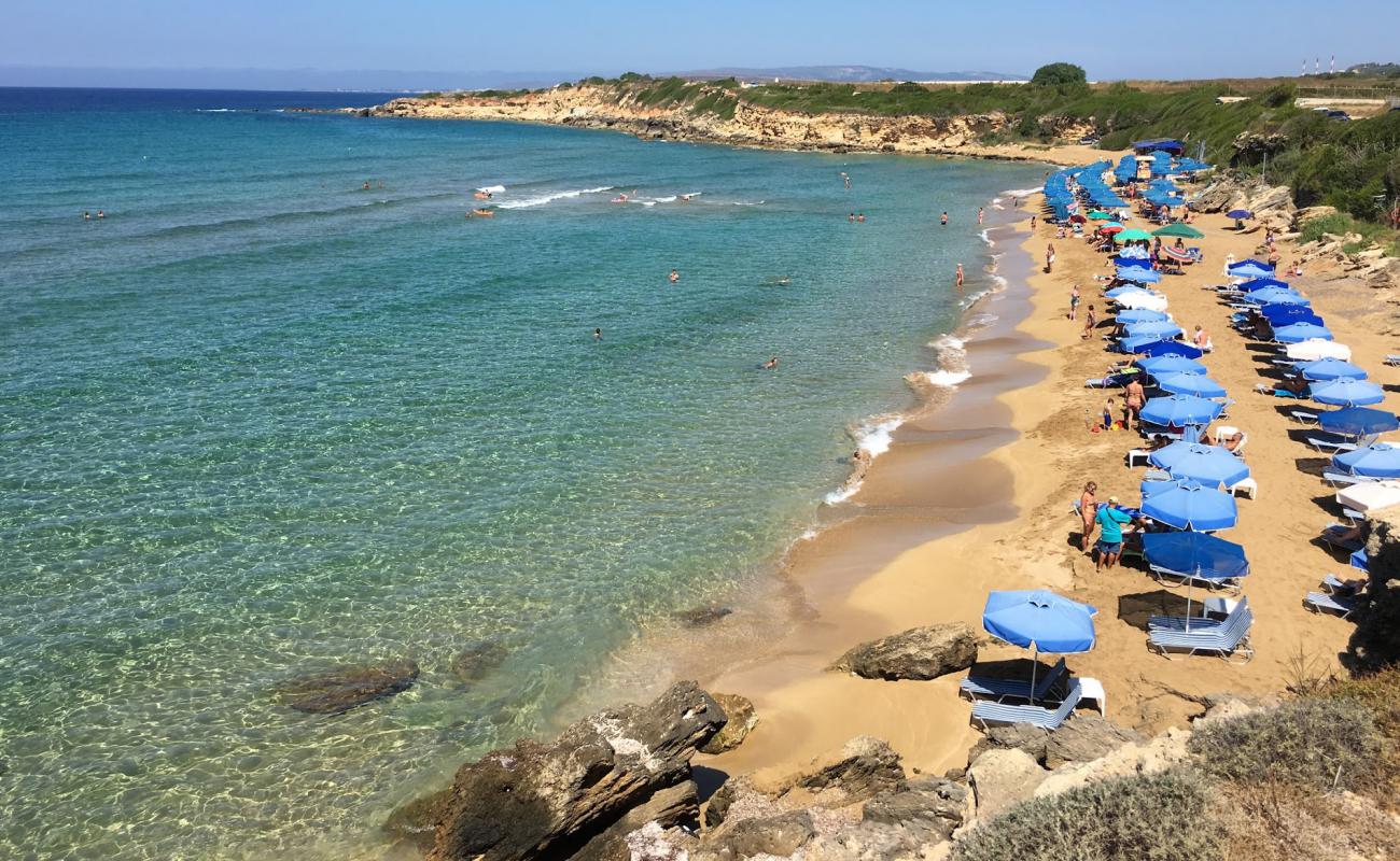 Foto de Ammes beach con arena fina oscura superficie