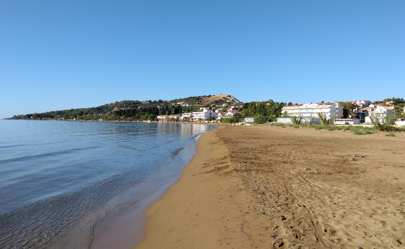 Foto de Fikia beach con arena oscura superficie