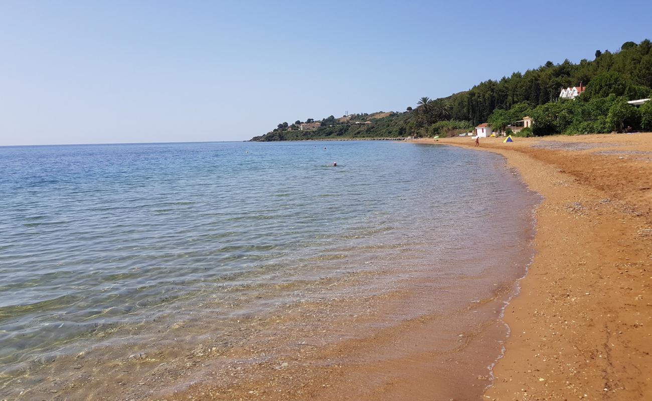 Foto de Paralia Lepeda con arena oscura superficie