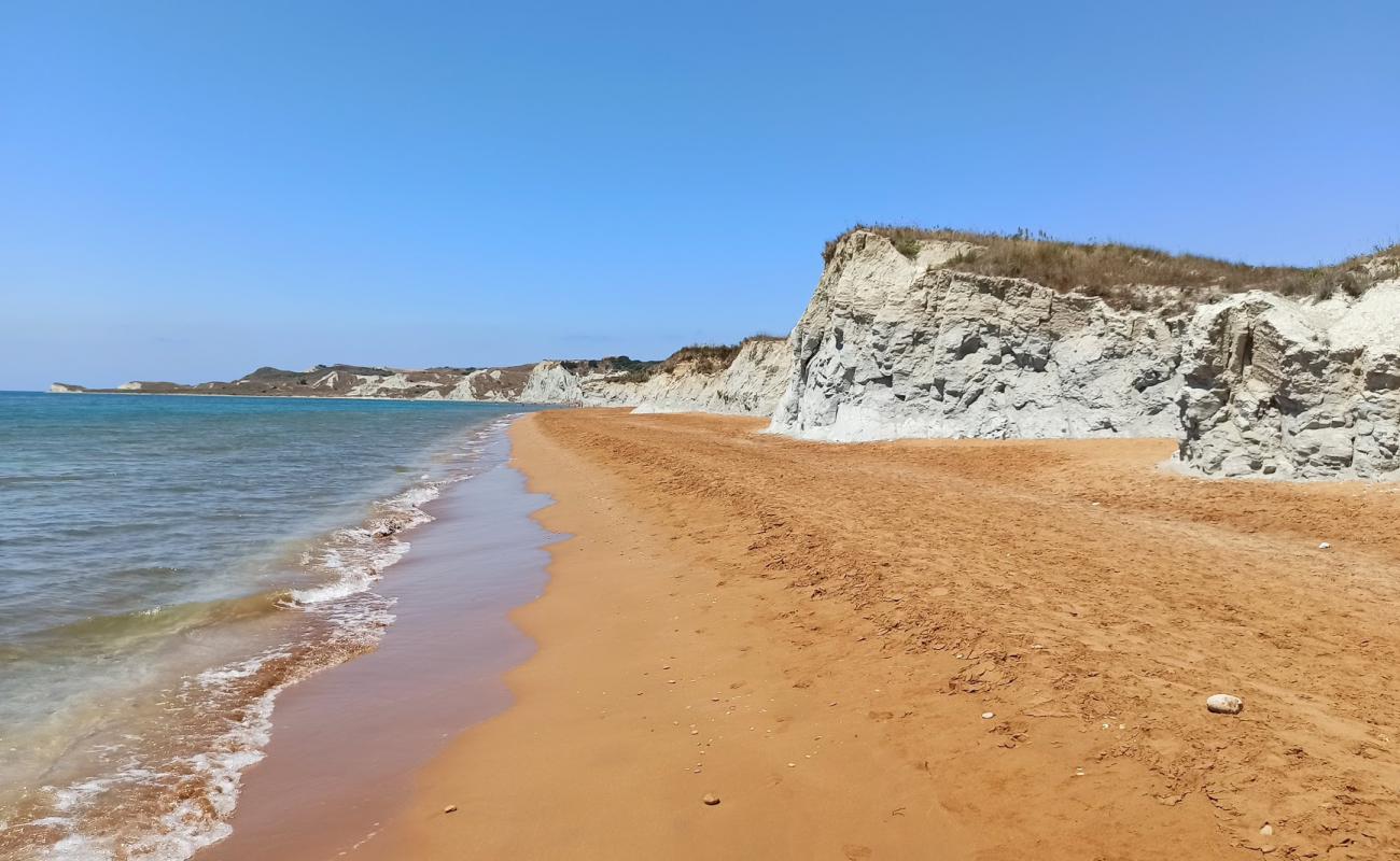 Foto de XI beach con arena fina oscura superficie