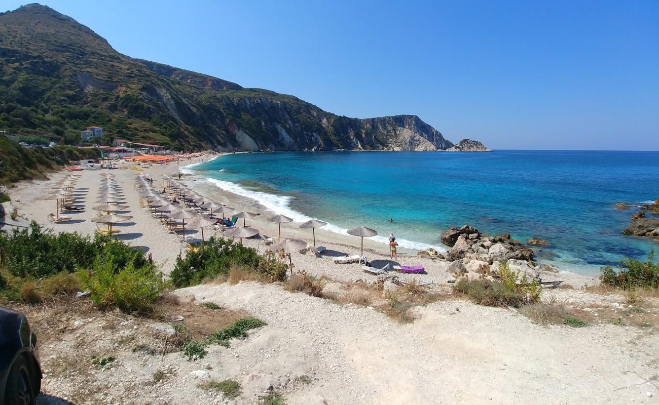 Foto de Playa Petani con guijarro fino claro superficie