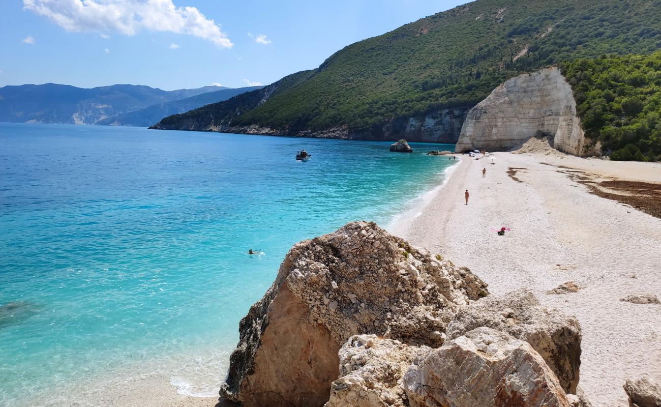 Foto de Fteri beach con guijarro fino claro superficie