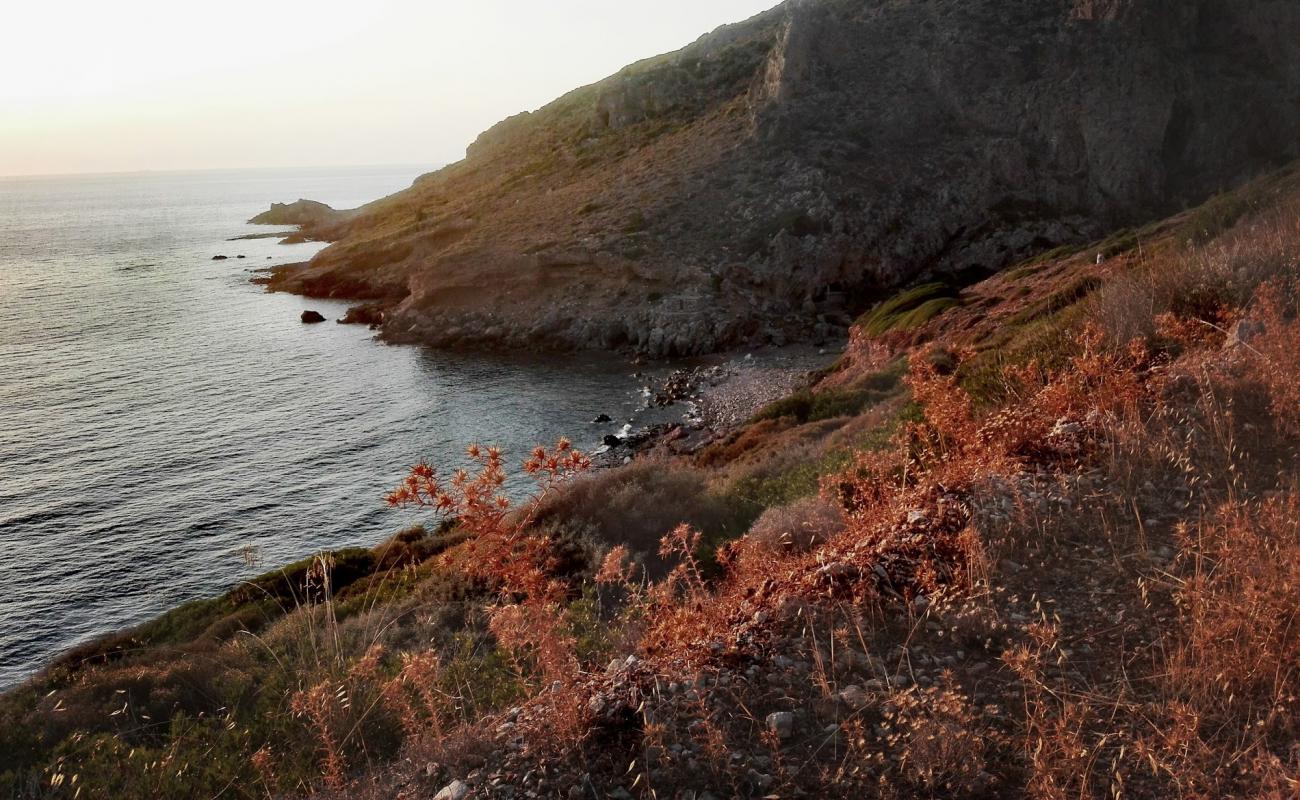 Foto de Agios Eleftherios con arena gris y piedras superficie