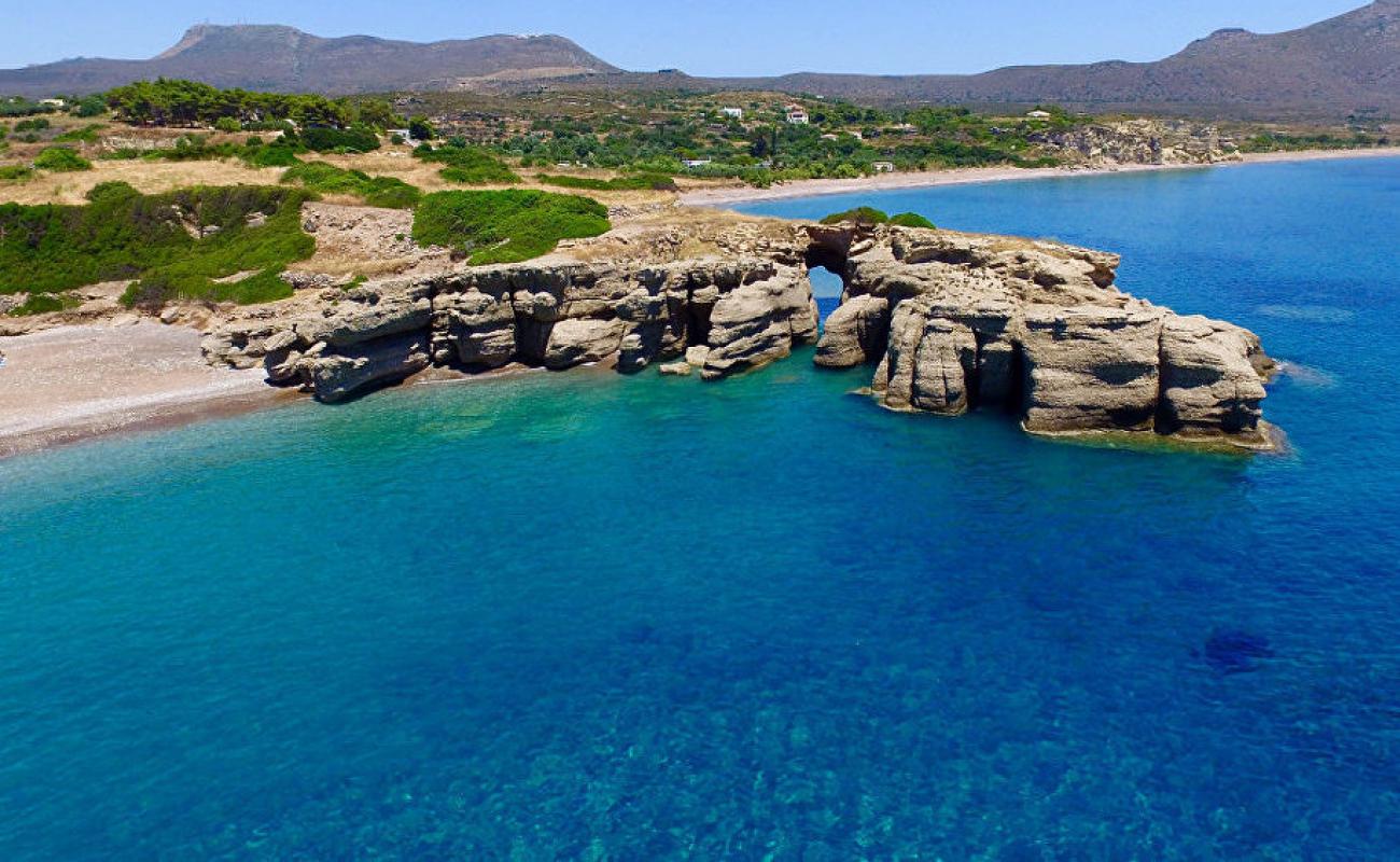 Foto de Paralia Limni con arena/guijarros negro superficie