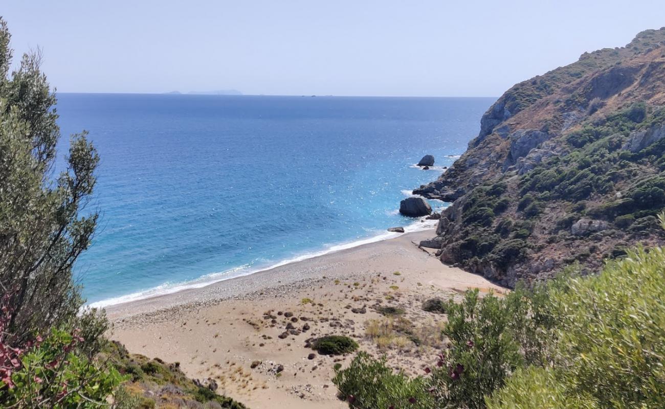 Foto de Paralia Kaladi con arena/guijarros negro superficie