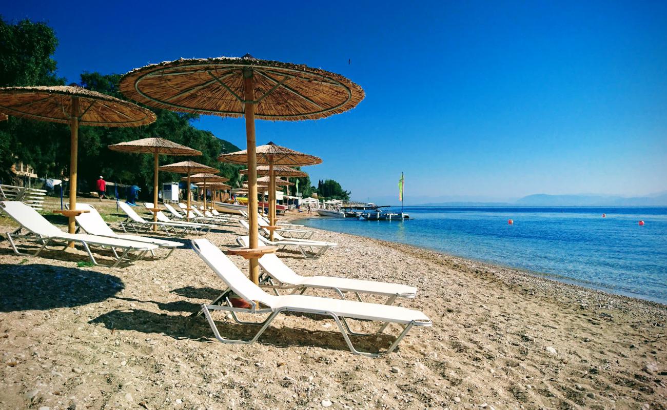 Foto de Playa de Agios Ioannis Peristeron con arena fina y guijarros superficie