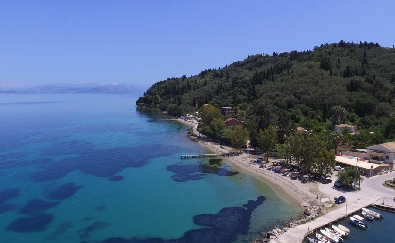 Foto de Paralia Mpoukari con guijarro oscuro superficie