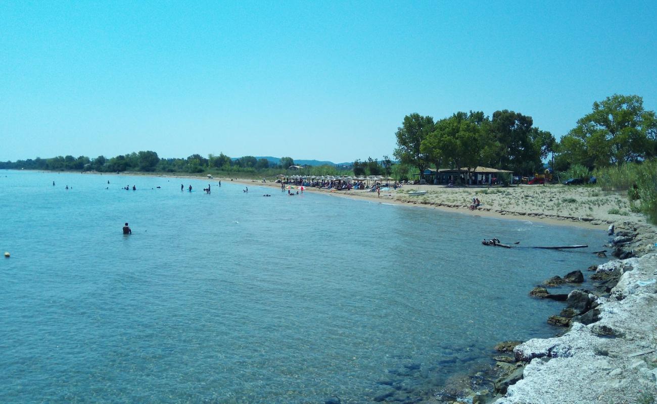 Foto de Bouka beach con arena fina oscura superficie