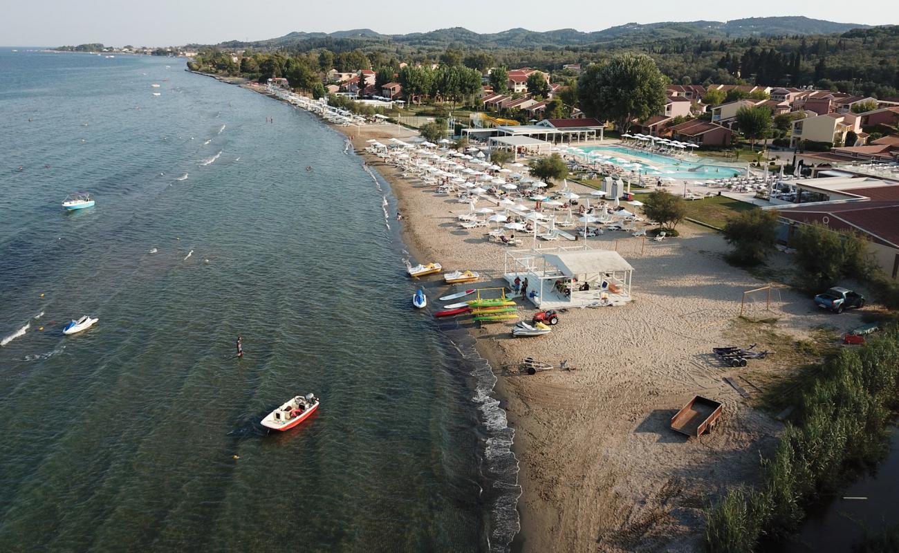 Foto de Playa de Agios Petros con arena fina oscura superficie