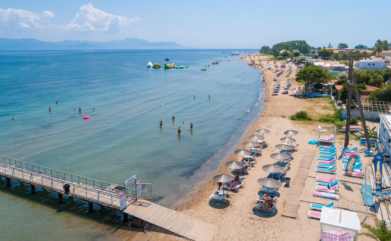 Foto de Kavos beach con arena fina oscura superficie