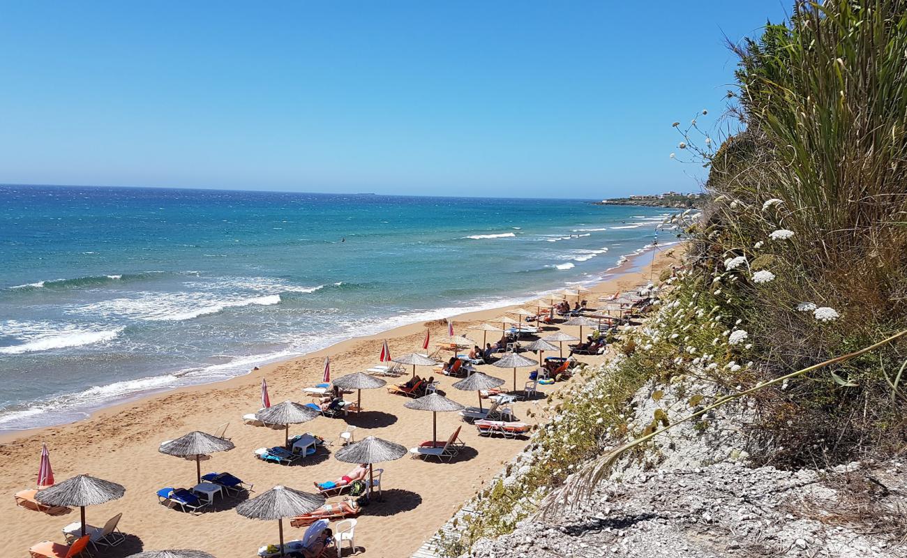 Foto de Agios Georgios beach con arena fina oscura superficie