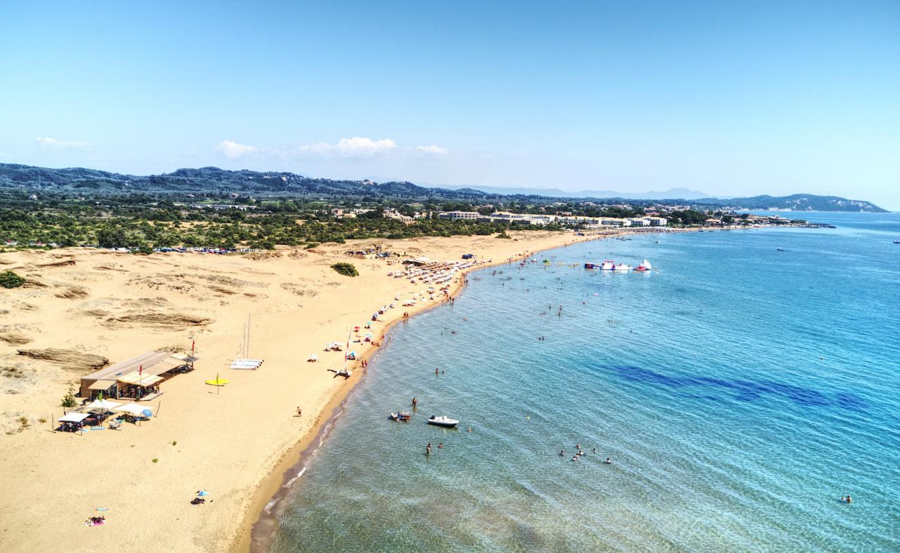 Foto de Playa de Issos con brillante arena fina superficie