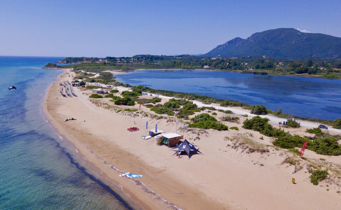 Foto de Playa de Halikounas con brillante arena fina superficie