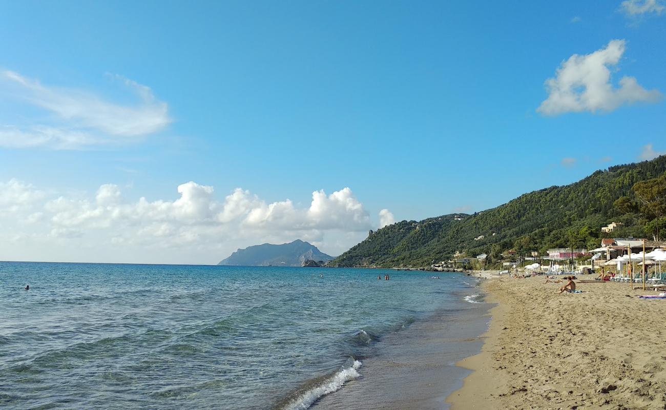 Foto de Playa de Agios Gordios con brillante arena fina superficie