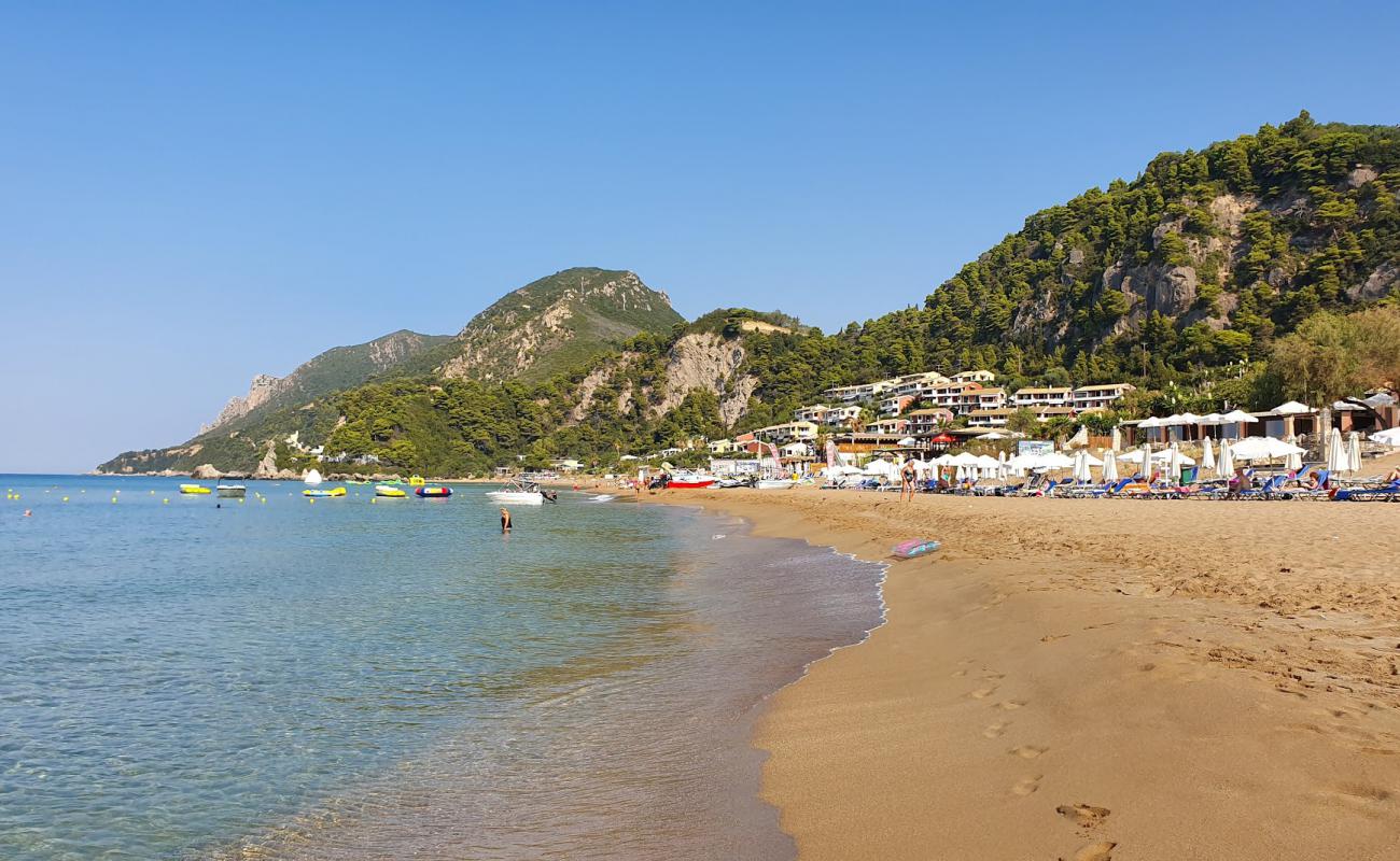 Foto de Playa de Glyfada con brillante arena fina superficie