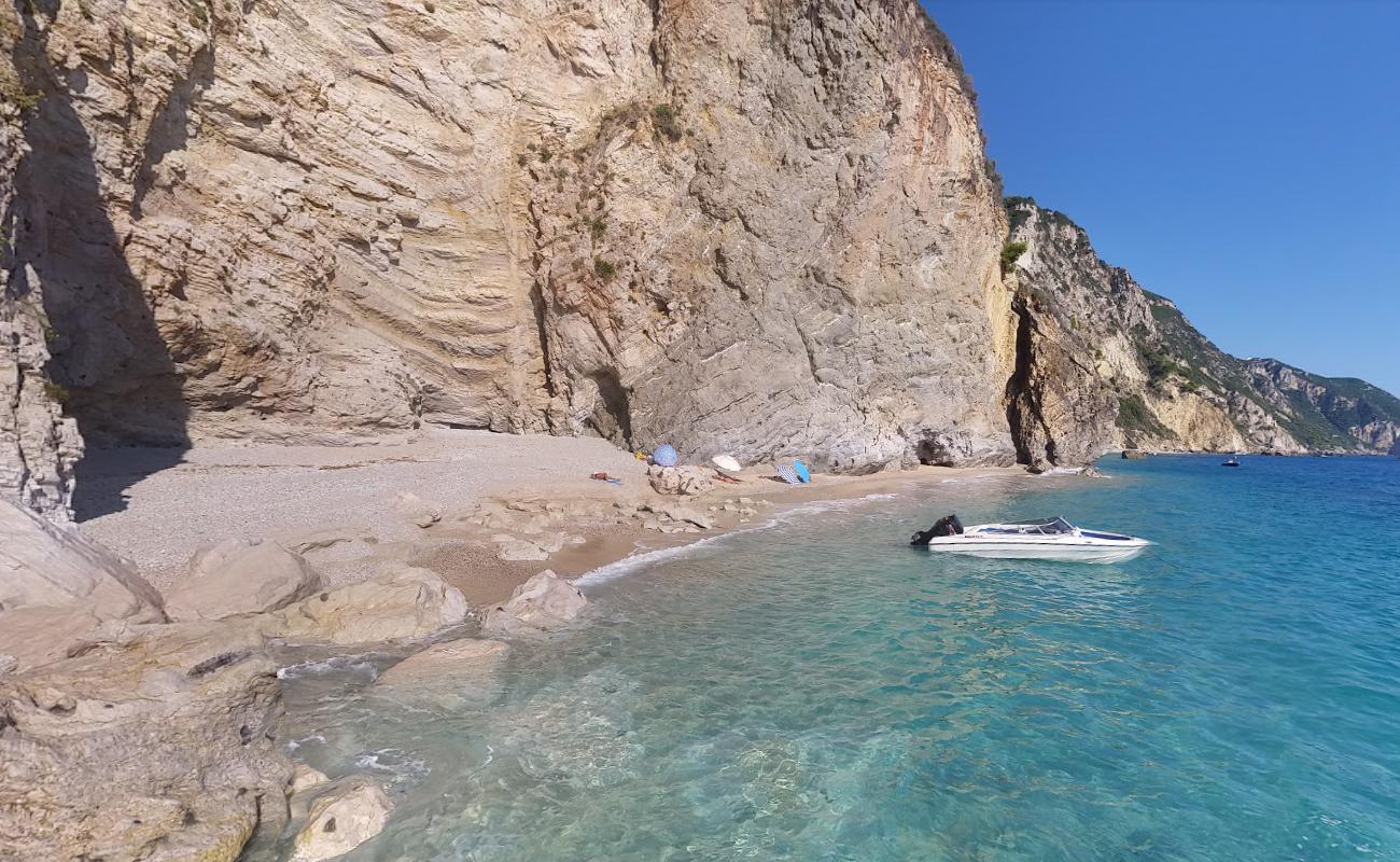 Foto de Kamari beach con agua cristalina superficie