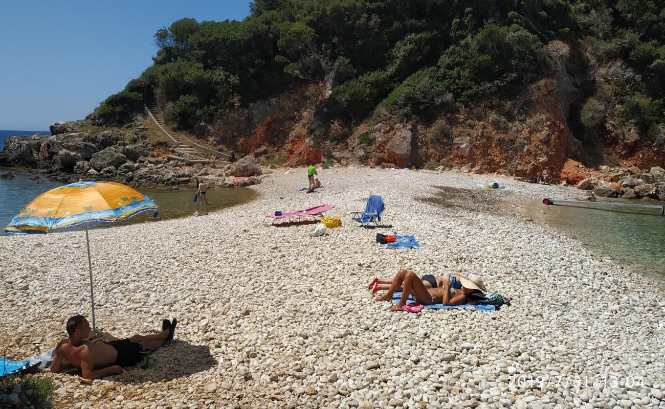 Foto de Limni beach con guijarro blanco superficie