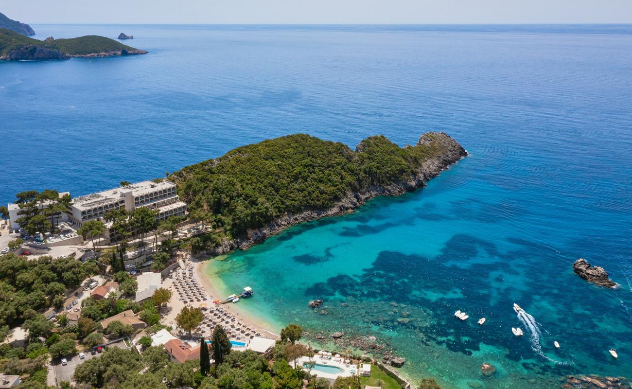 Foto de Playa de Agia Triada con arena fina y guijarros superficie