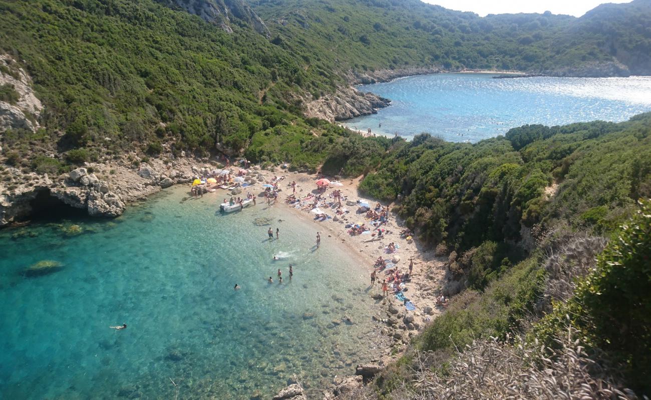 Foto de Porto Timoni con arena fina y guijarros superficie