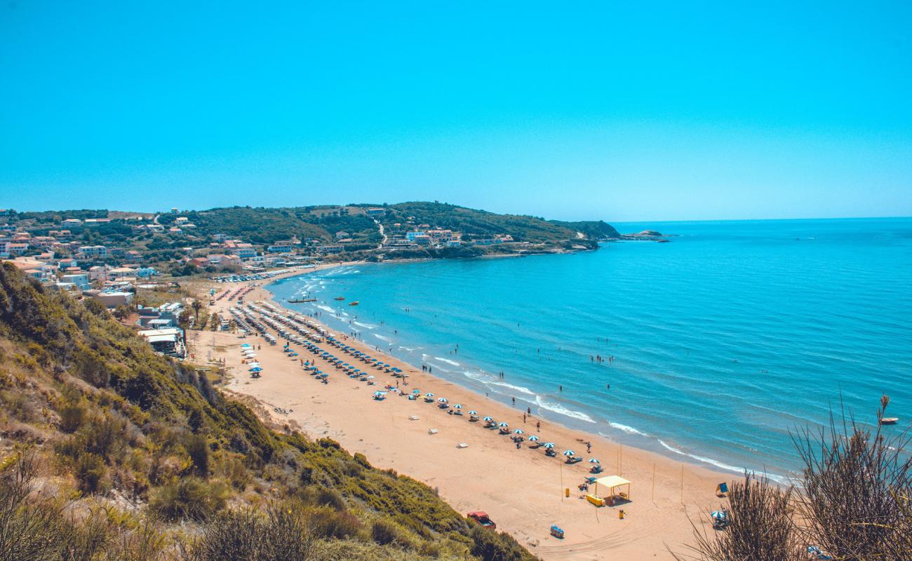 Foto de Playa de Agios Stefanos con arena fina oscura superficie