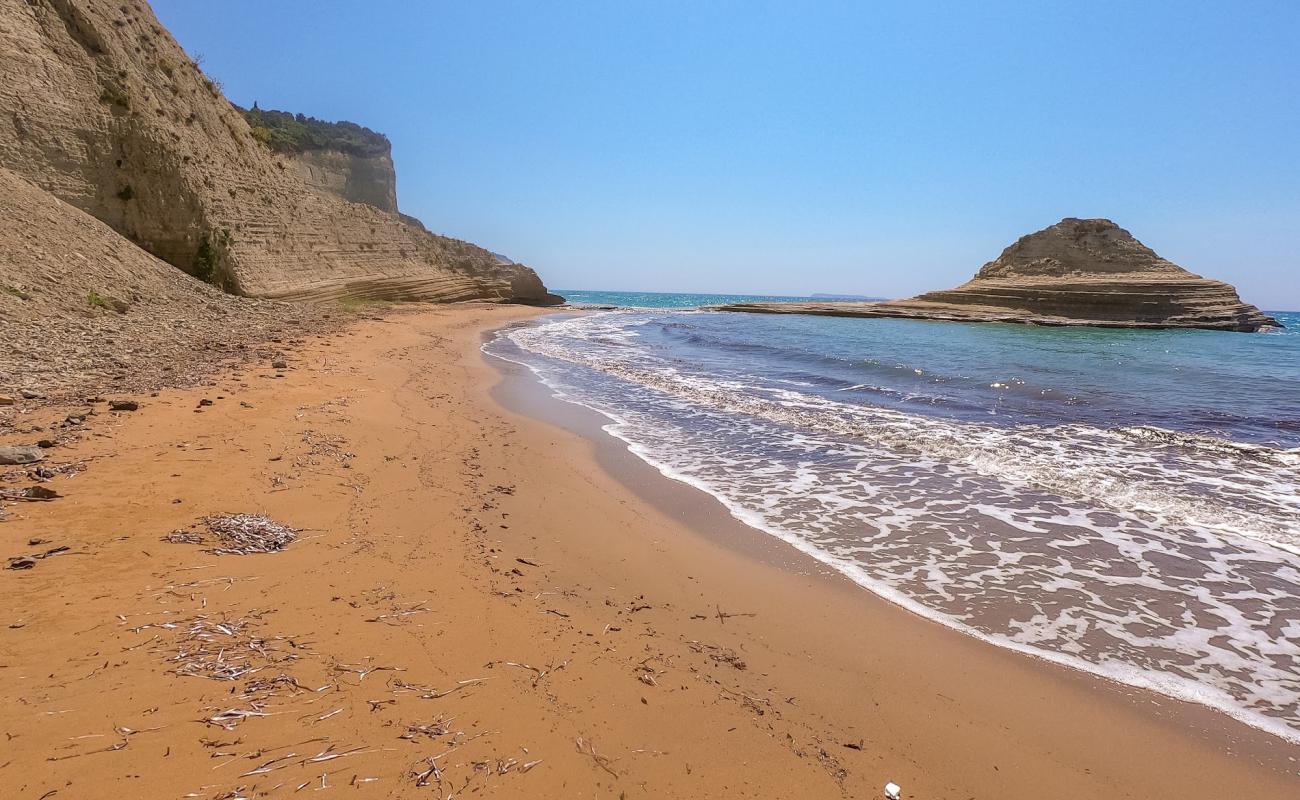 Foto de Cape Drastis beach con arena fina oscura superficie