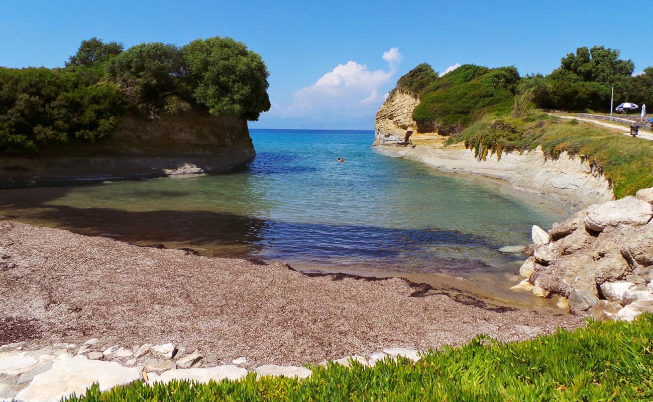 Foto de Small beach con arena fina oscura superficie