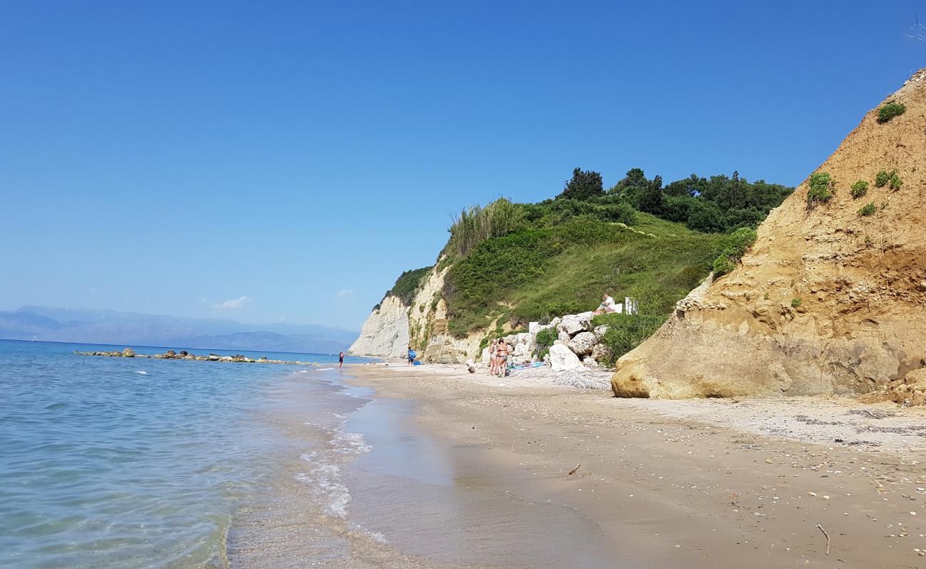 Foto de Gialos beach con arena fina y guijarros superficie