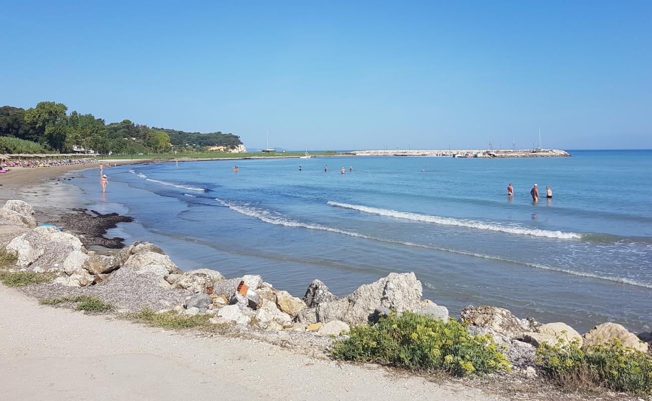 Foto de Acquasanta Beach con arena oscura superficie