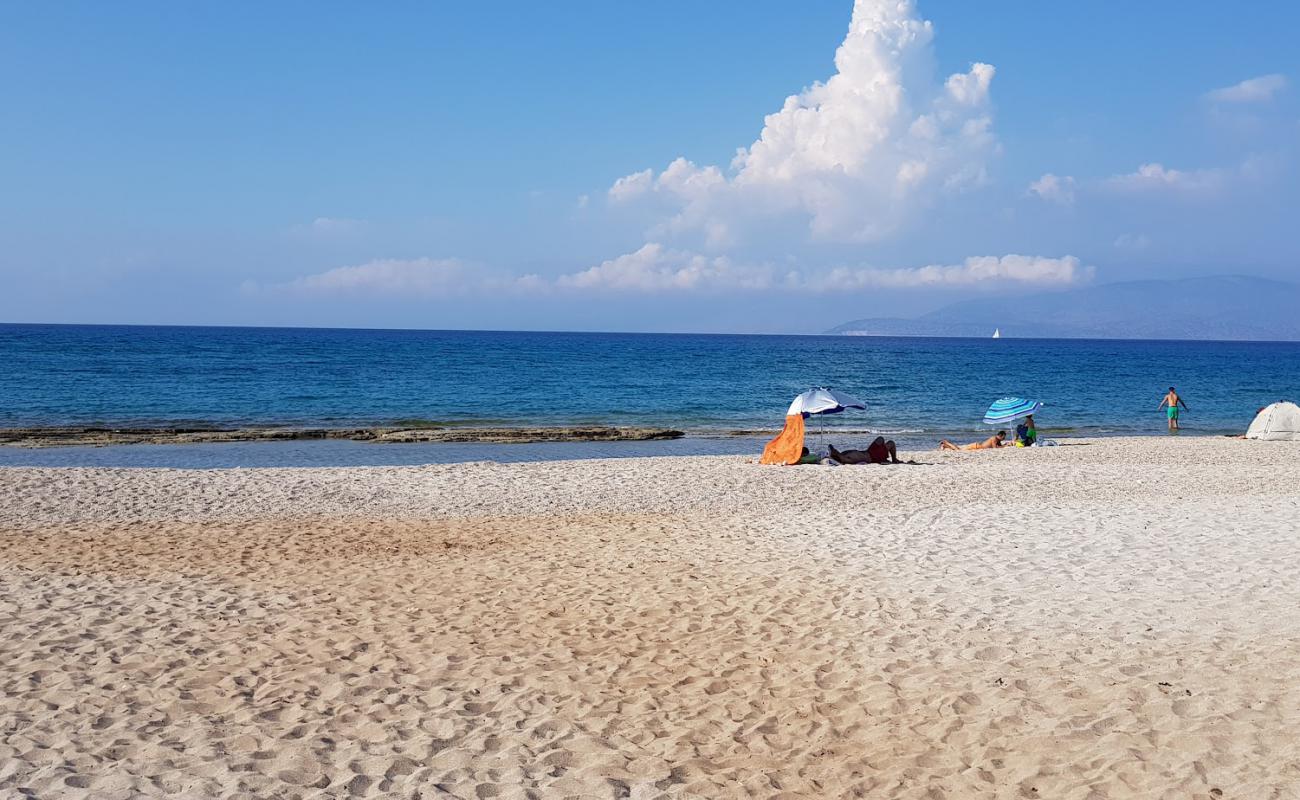 Foto de Gialiskari Beach con arena fina y guijarros superficie