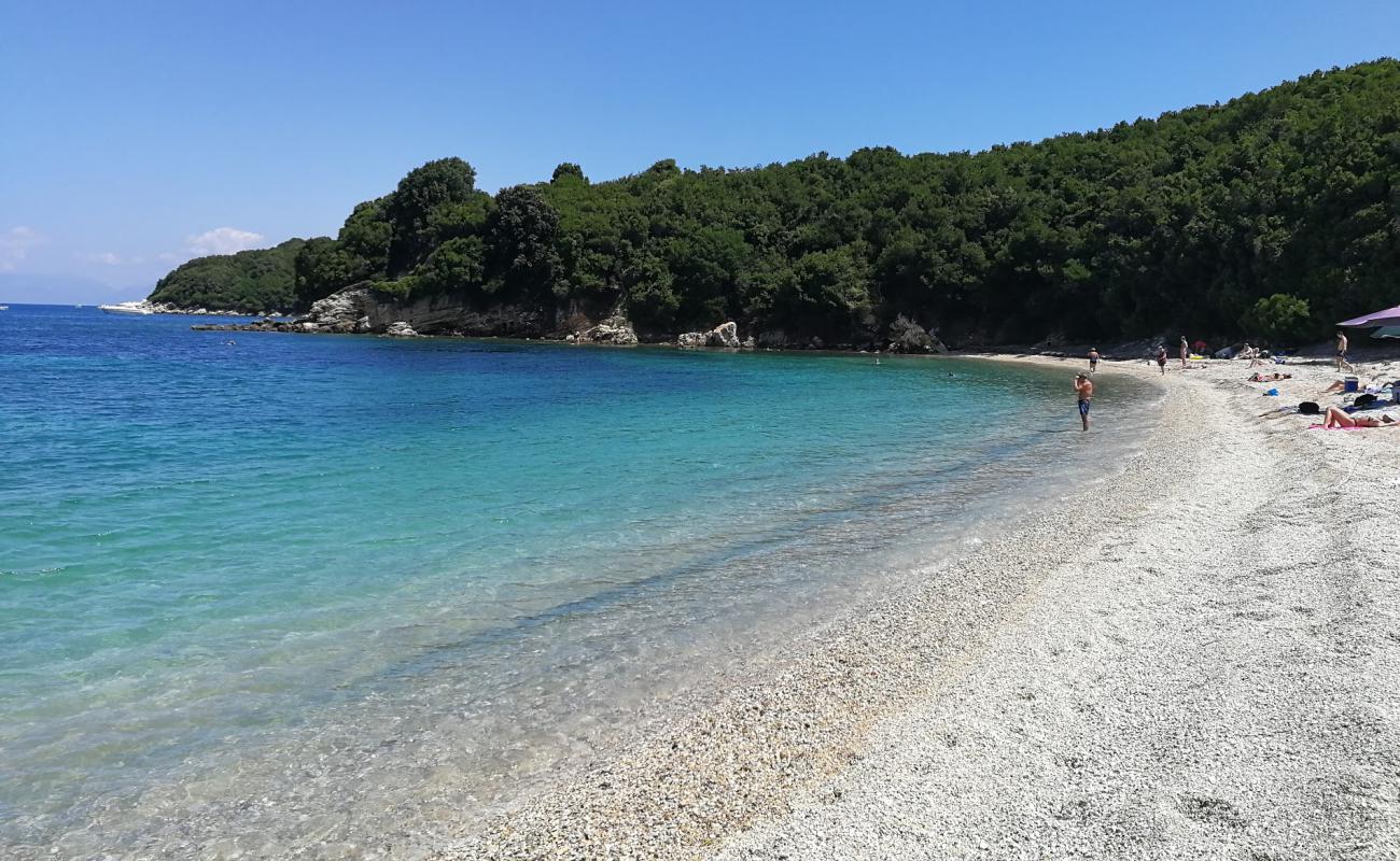 Foto de Avlaki Beach con guijarro fino claro superficie