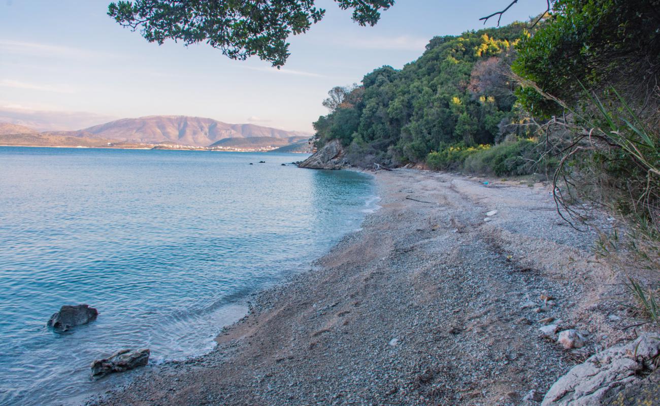 Foto de Tzoufaka beach con arena/guijarros negro superficie