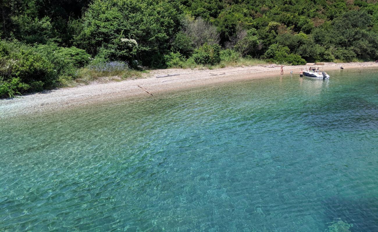 Foto de Arias beach con guijarro fino claro superficie