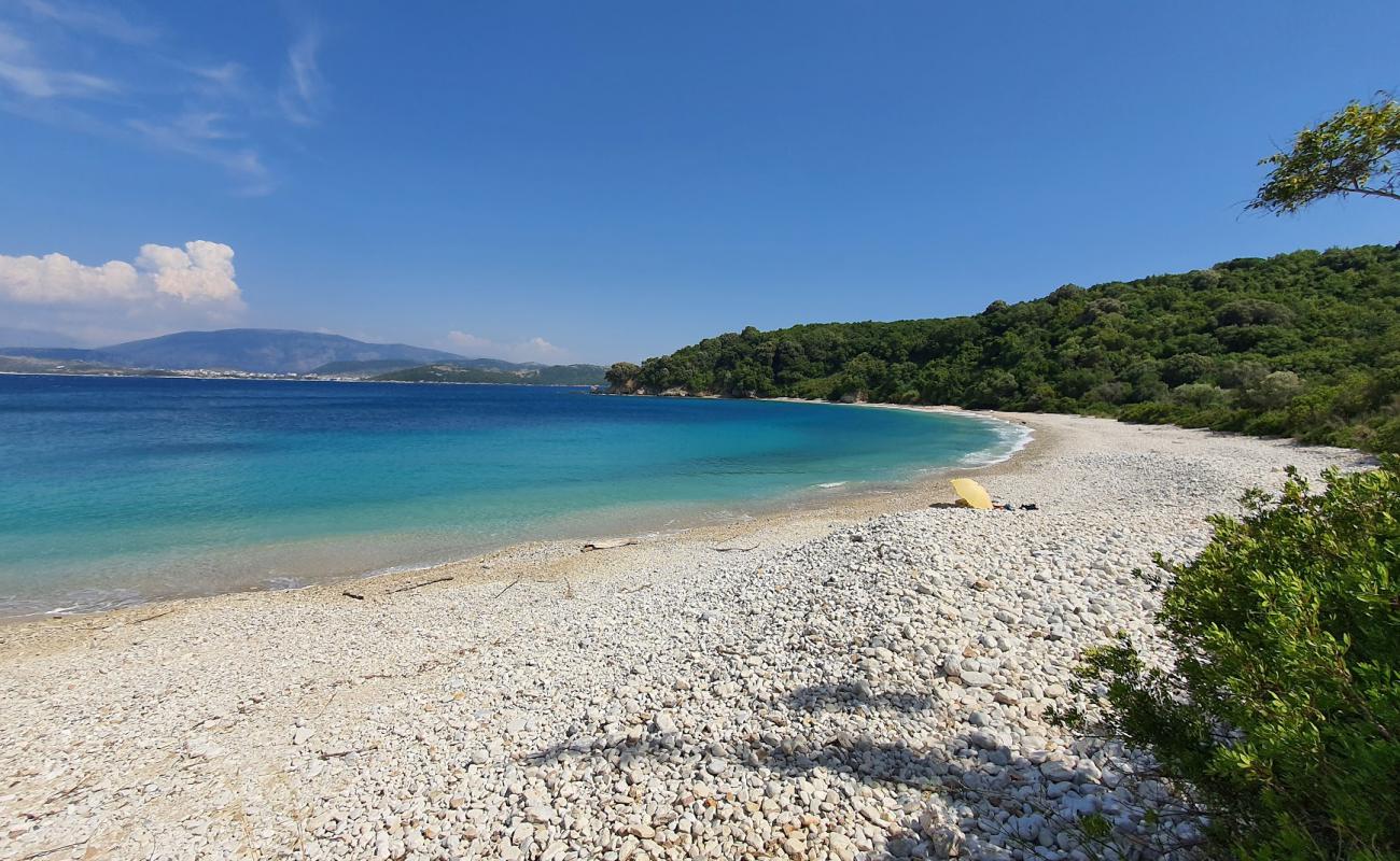 Foto de Akoli beach con guijarro ligero superficie