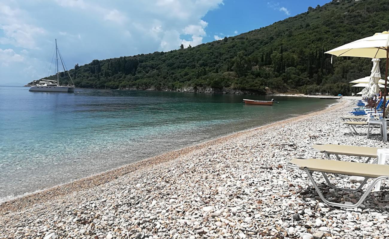 Foto de Playa de Kerasia con guijarro fino claro superficie