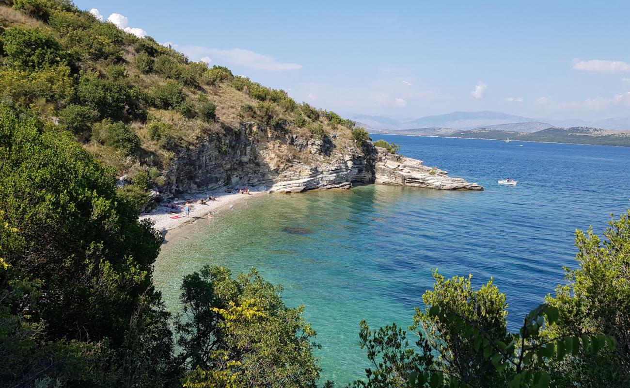 Foto de Kouloura beach con arena fina y guijarros superficie