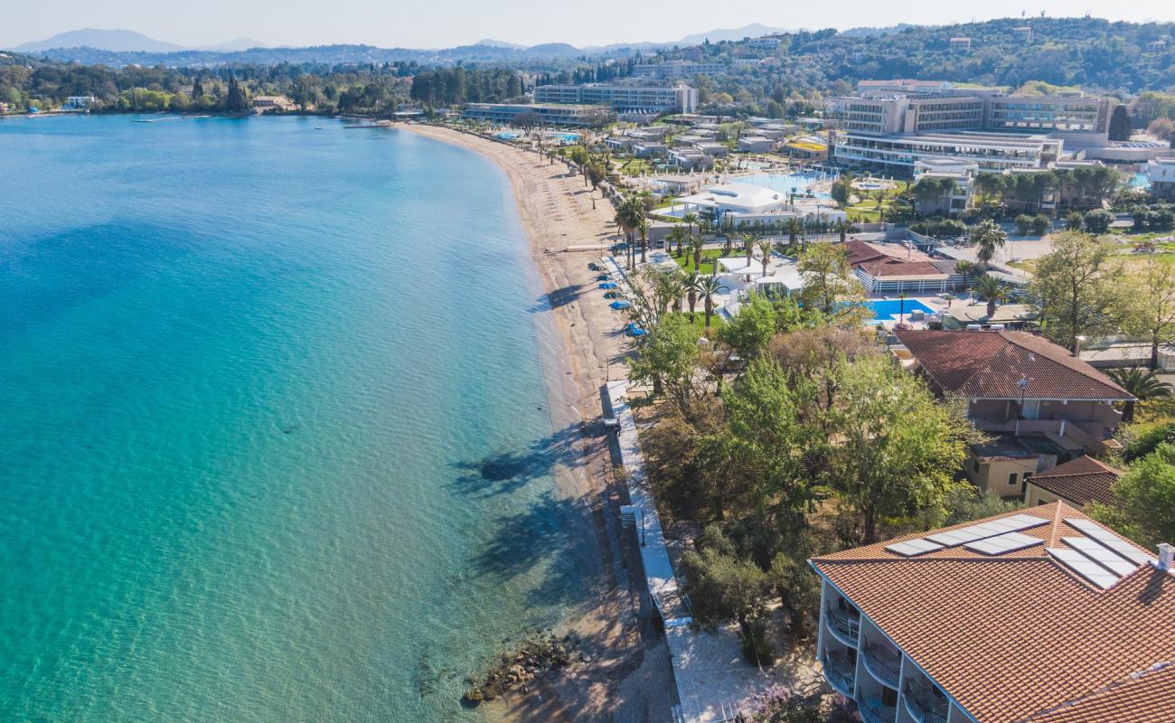 Foto de Playa de Dassia con arena fina y guijarros superficie