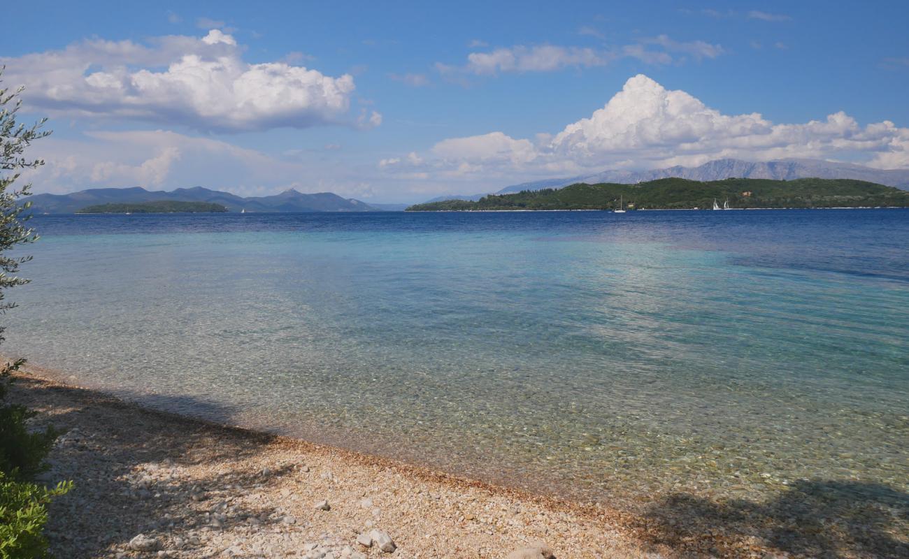 Foto de Beach Ellomeni con guijarro fino oscuro superficie